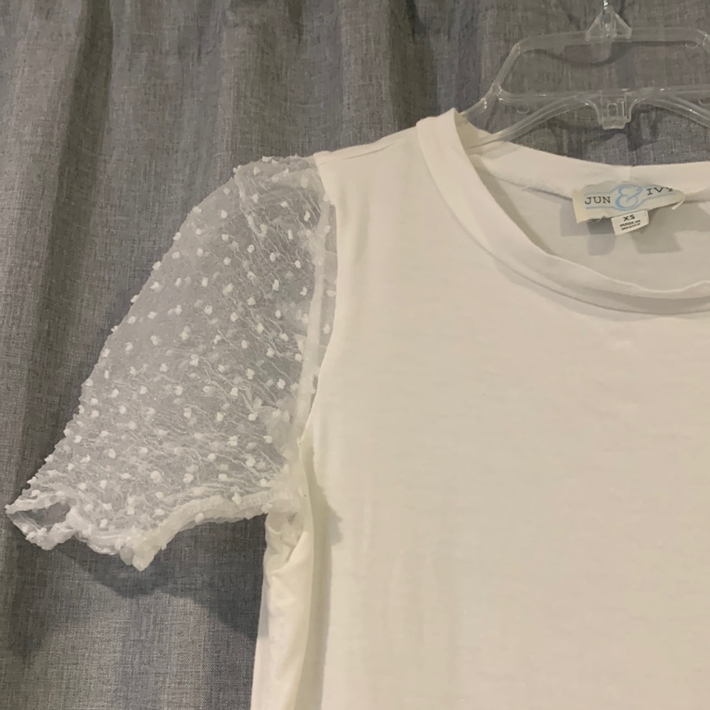 White June and Ivy top with puffy detailed sleeves